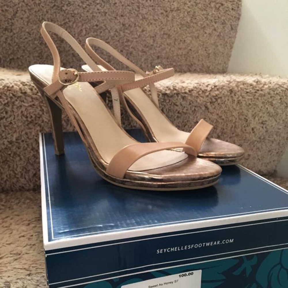 Seychelles size 7 NWT